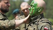 Polonya ordusundaki gönüllüler Nowogrod'daki temel eğitim sırasında kamuflaj yüz boyası uygulamayı öğreniyor, 20 Haziran 2024