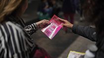 Voluntário da campanha dos candidatos da Nova Frente Popular distribui folhetos eleitorais para as próximas eleições legislativas em Paris, sábado, 22 de junho de 2024.