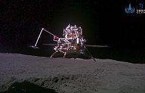 مجموعة الهبوط والصعود لمسبار Chang'e-6 الذي التقطته مركبة صغيرة بعد هبوطها على سطح القمر