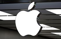 Este es el logotipo de Apple en una tienda de Apple en Pittsburgh, el lunes 3 de junio de 2024. (AP Photo/Gene J. Puskar)
