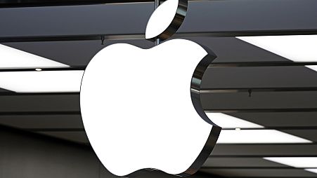 Este es el logotipo de Apple en una tienda de Apple en Pittsburgh, el lunes 3 de junio de 2024. (AP Photo/Gene J. Puskar)