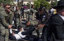 Izraeli rendőrök oszlatnak fel egy ultraortodoxok besorozását ellenző tüntetést
