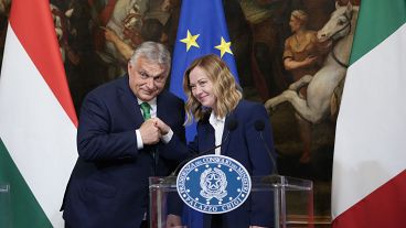 O primeiro-ministro húngaro Viktor Orbán e a primeira-ministra italiana Giorgia Meloni, dois dos principais rostos da direita radical na Europa