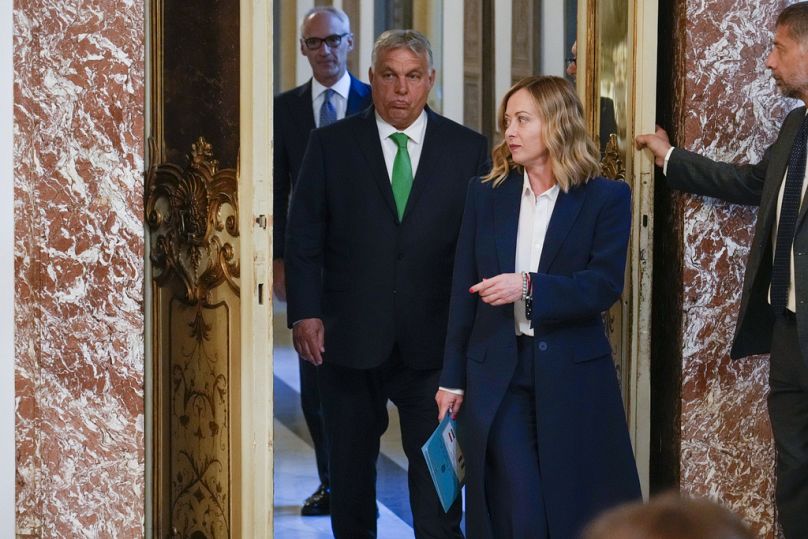 Giorgia Meloni y Viktor Orbán. 