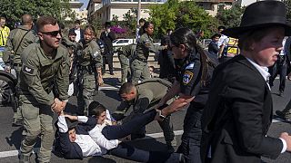 La police israélienne disperse les juifs ultra-orthodoxes lors d'une manifestation contre l'enrôlement militaire près de Bnei Brak, le 2 juin 2024.