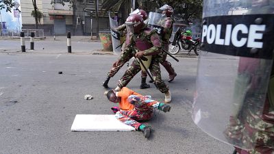 الشرطة الكينية تعنف متظاهرا كان يحتج ضد قانون جديد للضرائب - نيروبي. 2024/06/25