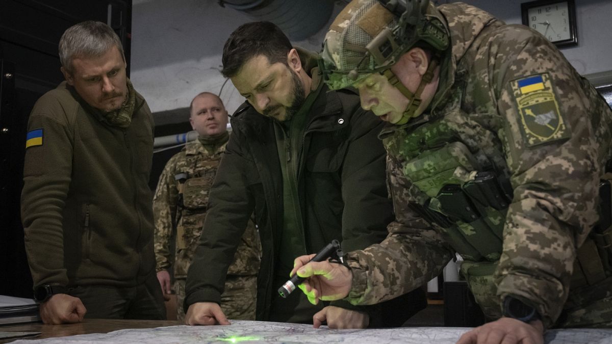 Az ukrán elnök katonai vezetőkkel Kupianszkban