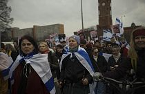 Pessoas participam numa marcha de protesto contra todas as formas de antissemitismo em Berlim, domingo, 10 de março de 2024
