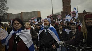 Pessoas participam numa marcha de protesto contra todas as formas de antissemitismo em Berlim, domingo, 10 de março de 2024