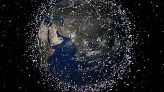 Un'animazione dei satelliti presenti in orbita attorno alla Terra (le loro dimensioni sono state aumentate)