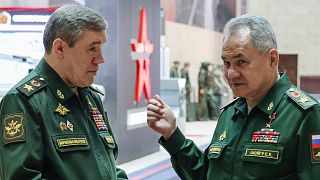 سرگئی شویگو، وزیر دفاع سابق روسیه سمت راست، والری گراسیموف، ژنرال برجسته روس سمت چپ