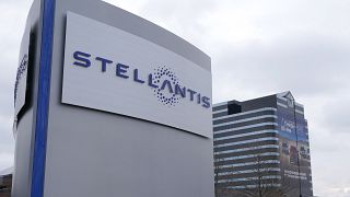 Stellantis tabelası 19 Temmuz 2021'de Auburn Hills, Michigan'daki Chrysler Teknoloji Merkezi'nin dışında görülüyor.