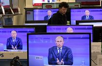 Der russische Präsident Wladimir Putin ist auf Fernsehbildschirmen in einem Geschäft in Moskau zu sehen, 25. April 2013