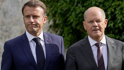 Канцлер Германии Олаф Шольц и президент Франции Эммануэль Макрон прогуливаются по саду в Месеберге, Германия, 28 мая 2024 года.