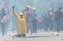 متظاهر يتحدى الشرطة الكينية وقد كان يحتج ضد قانون جديد للضرائب - نيروبي. 2024/06/25