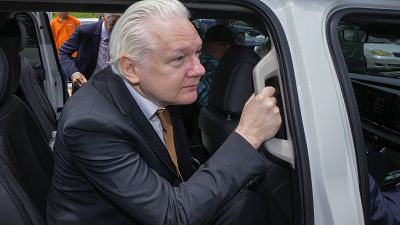 Julian Assange est désormais libre, ici à sa sortie du tribunal aux Iles Mariannes.