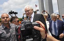 A WikiLeaks alapítója elhagyja a bíróság épületét a Mariana Szigeteken 
