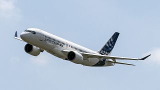 Un Airbus A220 se prepara para aterrizar en el aeropuerto de Toulouse-Blagnac, en el suroeste de Francia.
