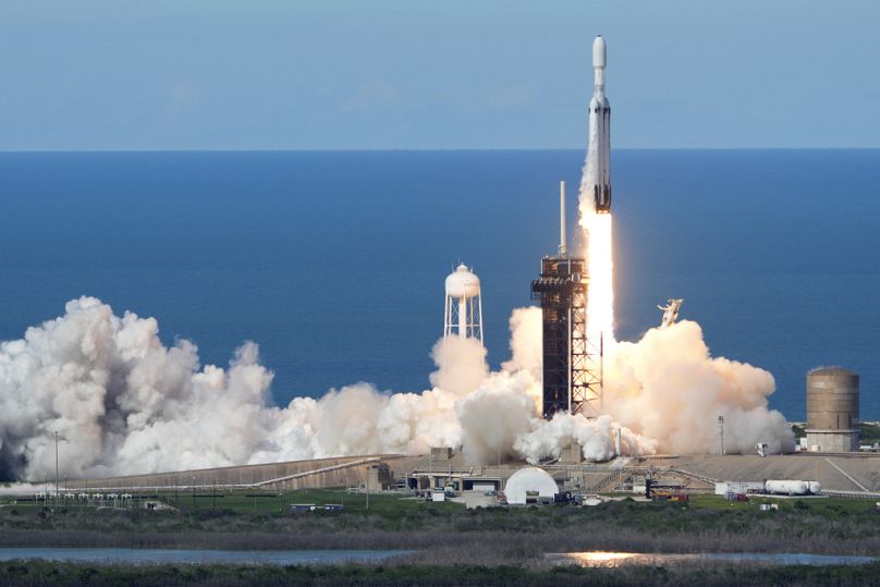 Un razzo Falcon Heavy di SpaceX decolla dalla piattaforma 39A del Kennedy Space Center di Cape Canaveral, in Florida, martedì 25 giugno 2024