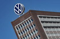 Volkswagen logosu Almanya'nın Wolfsburg kentindeki VW genel merkez binasının tepesinde duruyor,