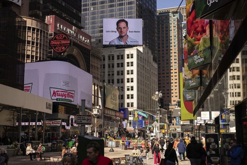 Evan Gershkovich'in serbest bırakılmasıyla ilgili ilan, Times Meydanı, New York.