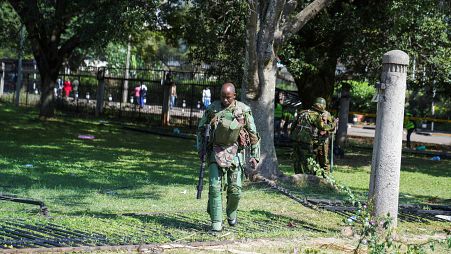 الشرطة الكينية تنتشر في محيط البرلمان غداة اقتحامه من جانب المتظاهرين الغاضبين. 2024/06/26