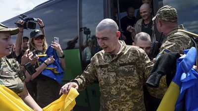 Kriegsgefangene Soldaten kommen in der Ukraine an.
