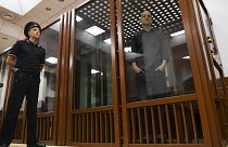 Evan Gershkovich a jekatyerinburgi tárgyalóterem üvegketrecében 