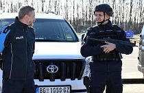 عکس آرشیوی از یک پلیس صرب و یک مامور فرونتکس در مرز صربستان