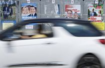 Un coche pasa junto a carteles electorales, el jueves 27 de junio de 2024 en Estrasburgo, este de Francia.