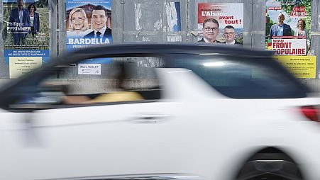 Un coche pasa junto a carteles electorales, el jueves 27 de junio de 2024 en Estrasburgo, este de Francia.