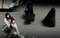 إيرانيات لا يلتزمن بالحجاب الإجباري في شوارع طهران