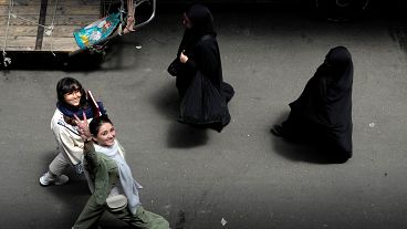إيرانيات لا يلتزمن بالحجاب الإجباري في شوارع طهران