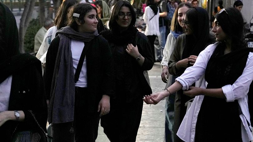 نساء في شارع بطهران