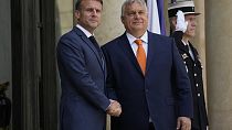 Imagen de Viktor Orbán, a la derecha, junto a Emmanuel Macron, en París.