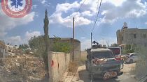 الفلسطيني مجاهد العبادي وهو مقيد على غطاء سيارة عسكرية إسرائيلية. 2024/06/22