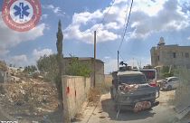 الفلسطيني مجاهد العبادي وهو مقيد على غطاء سيارة عسكرية إسرائيلية. 2024/06/22