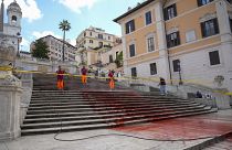 Activistas italianas vandalizan la escalera de la plaza España en Roma (Italia) arrojando pintura roja para concienciar sobre los feminicidios. 
