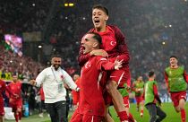 Türk forvet Kerem Aktürkoğlu, Gürcistan maçının üçüncü golünü attıktan sonra sevincini takım arkadaşı Arda Güler ile yaşıyor (18 Haziran 2024)