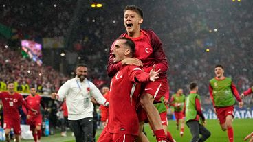 Türk forvet Kerem Aktürkoğlu, Gürcistan maçının üçüncü golünü attıktan sonra sevincini takım arkadaşı Arda Güler ile yaşıyor (18 Haziran 2024)