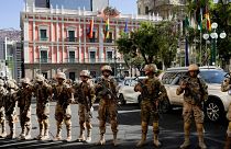 قوات بوليفية تقف أمام القصر الرئاسي