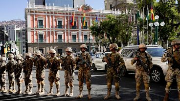 قوات بوليفية تقف أمام القصر الرئاسي