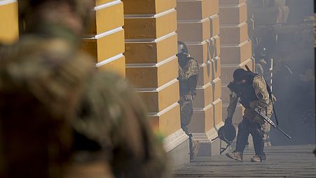 Soldaten gehen inmitten von Tränengas, das vor der gesetzgebenden Versammlung auf der Plaza Murillo in La Paz, Bolivien, abgefeuert wird, Mittwoch, 26. Juni 2024.