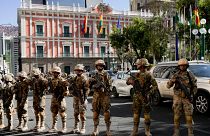 Askerler, Bolivya'nın La Paz kentindeki Plaza Murillo'daki başkanlık sarayının önünde nöbet tutuyor, 26 Haziran 2024 Çarşamba.