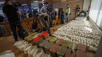 Agenti di polizia e giornalisti davanti a una parte del sequestro da 1,8 tonnellate di metanfetamina effettuato a Madrid il 16 maggio 2024.