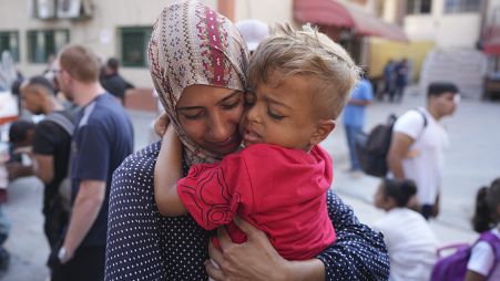 امرأة فلسطينية تودع ابنها المريض قبل مغادرة قطاع غزة لتلقي العلاج في الخارج عبر معبر كرم أبو سالم بخان يونس جنوب قطاع غزة، الخميس 27 يونيو 2024.