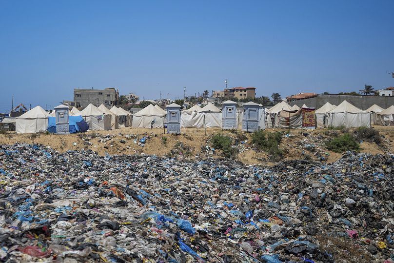 القمامة تحيط بمخيمات النازحين الفلسطينيين في مخيم النصيرات في غزة. 2024/06/20