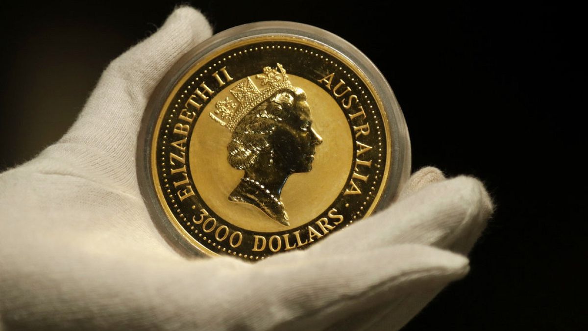 Ένας υπάλληλος του οίκου χρυσού ProAurum παρουσιάζει το αυστραλιανό χρυσό νόμισμα 1 Kg - καθαρότητας 999,9 στην αίθουσα χρηματοκιβωτίων στο Μόναχο της Γερμανίας, Πέμπτη 13 Δεκεμβρίου 2018. (AP Photo/
