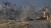 Tanques do exército israelita são vistos em Wadi Gaza, no centro da Faixa de Gaza, quarta-feira, 26 de junho de 2024.