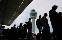 مسافرون في طوابير طويلة خارج مبنى المطار لتسجيل الوصول وركوب الرحلات الجوية في مطار شيفول بأمستردام. 2022/06/21